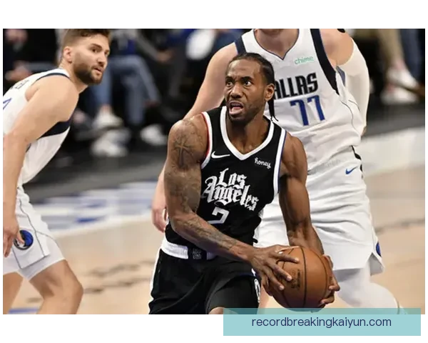 诺伊尔与队友默契提升，联赛表现逐渐稳定为球队贡献力量