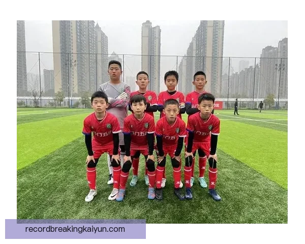 足球淘汰赛阶段竞争激烈，多支强队表现稳健明朗